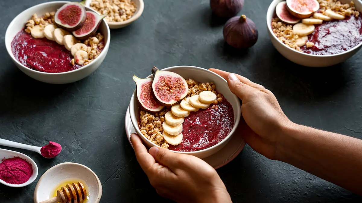 domowa granola ze świeżymi owocami i bananem