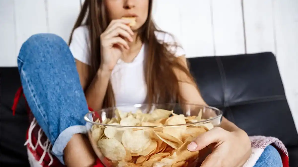 Brak ruchu i jedzenie wysokokalorycznych przekąsek sprzyja rozwojowi sylwetki skinny fat.