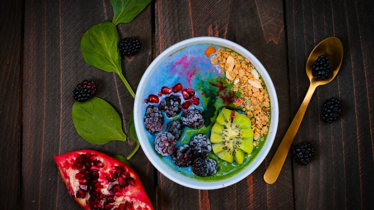 bowl z owocami w zdrowej diecie na odporność